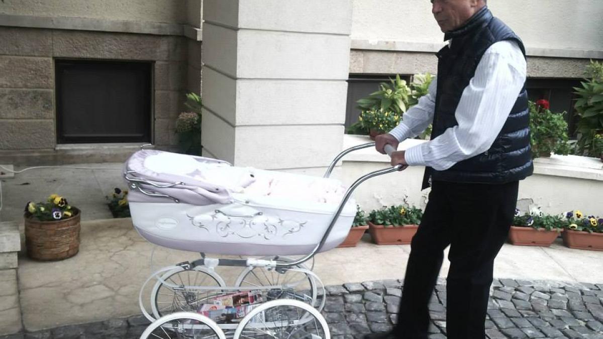 la plimbare cu bunicul presedintele traian basescu in parc cu nepoata