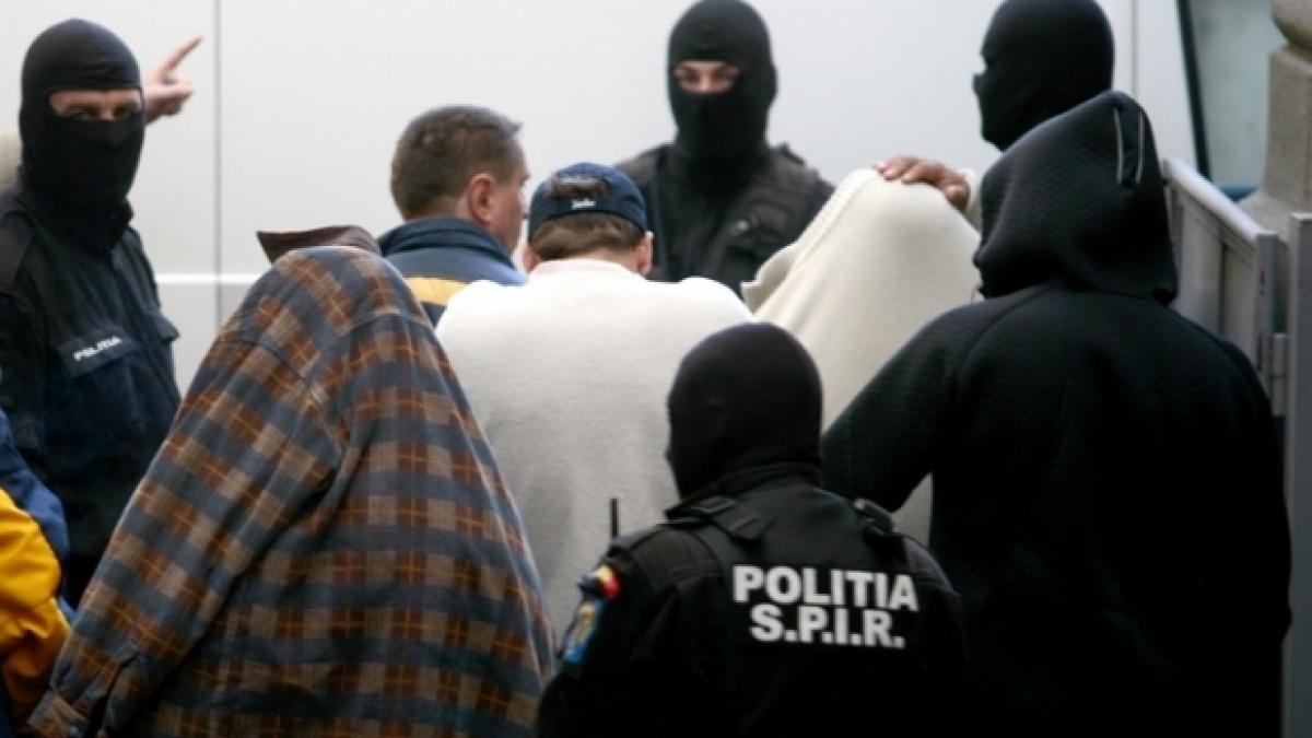 cele mai periculoase clanuri mafiote din capitala s au batut cu sabii si cutite in mijlocul strazii