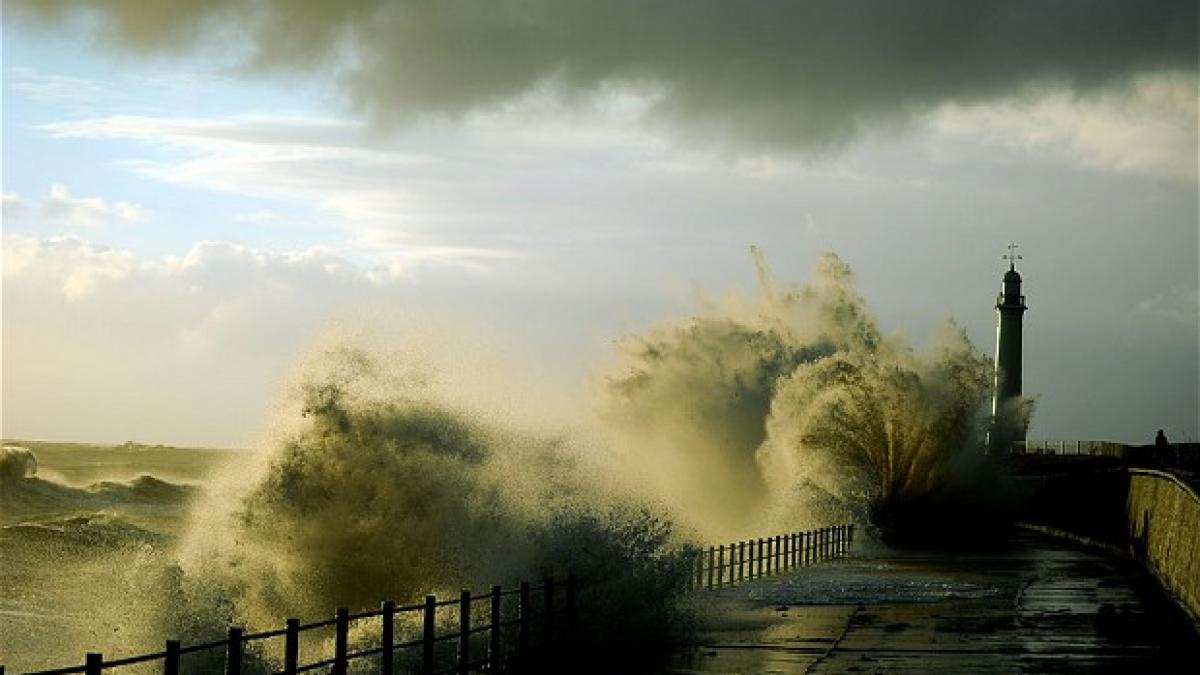 e prapad in marea britanie si franta cea mai puternica furtuna din ultimele decenii a lovit