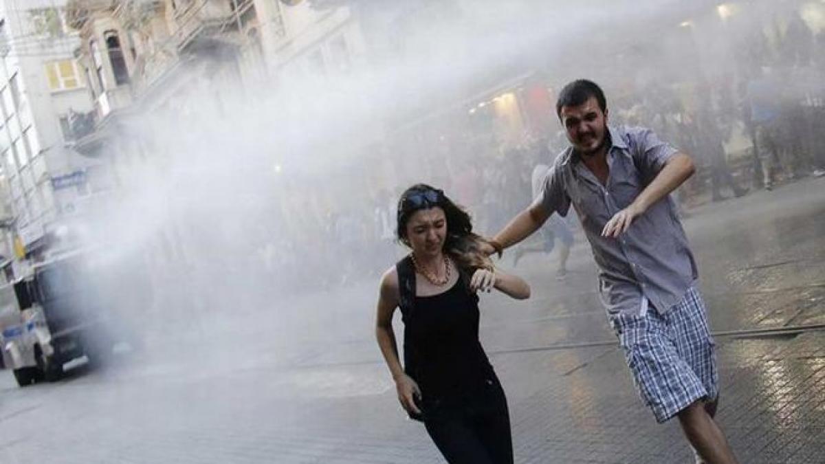 politia turca a intervenit in forta impotriva protestatarilor din ankara