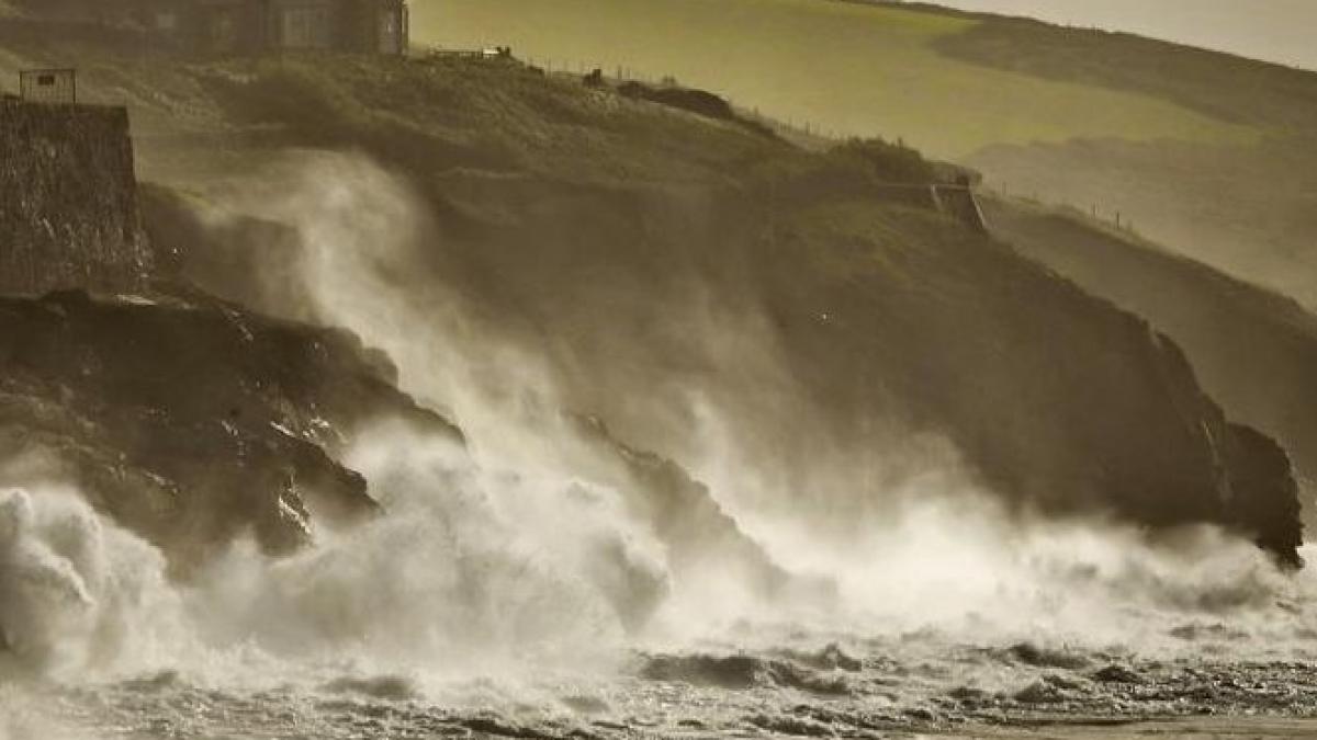 zeci de mii de francezi au ramas in intuneric in urma furtunii puternice care afecteaza franta si