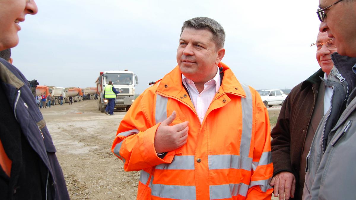 cu un profit in 2012 de 20 de milioane de euro regele asfaltului umbrarescu isi concediaza