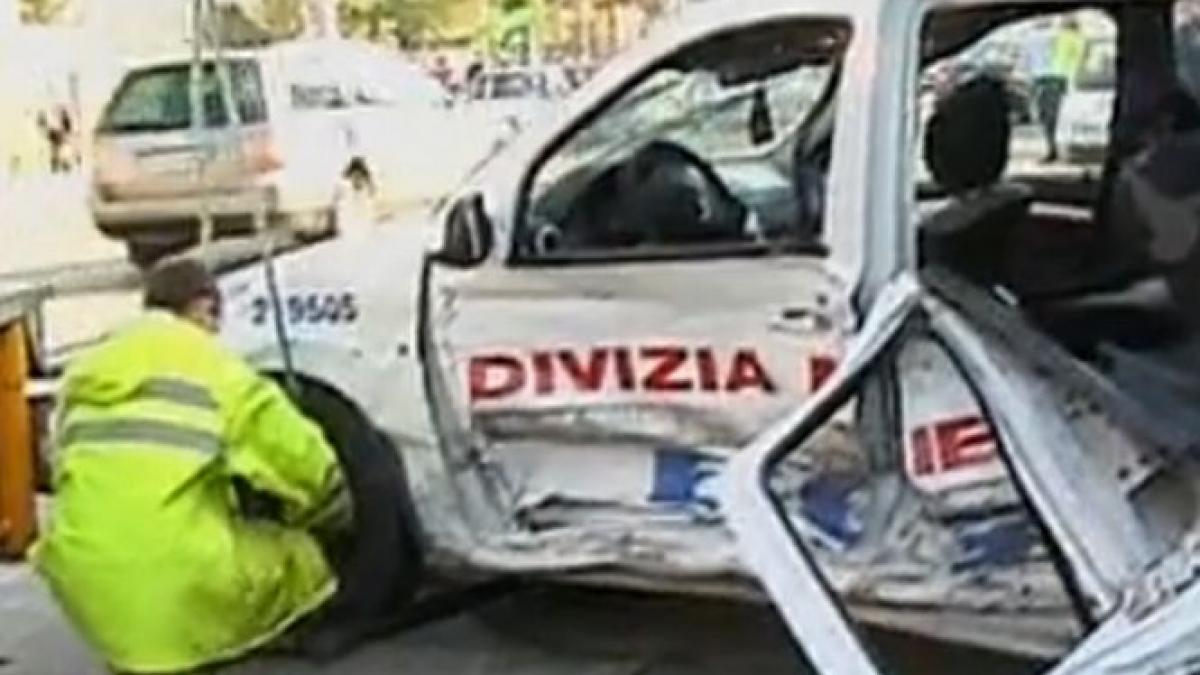 doi oameni au murit dupa ce o ambulanta s a rasturnat la iesirea din pitesti alte sase persoane au