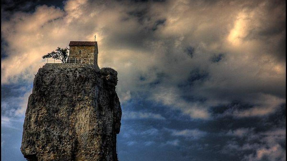 locul de pe terra in care dumnezeu face miracole credinciosii urca aici scara spre rai