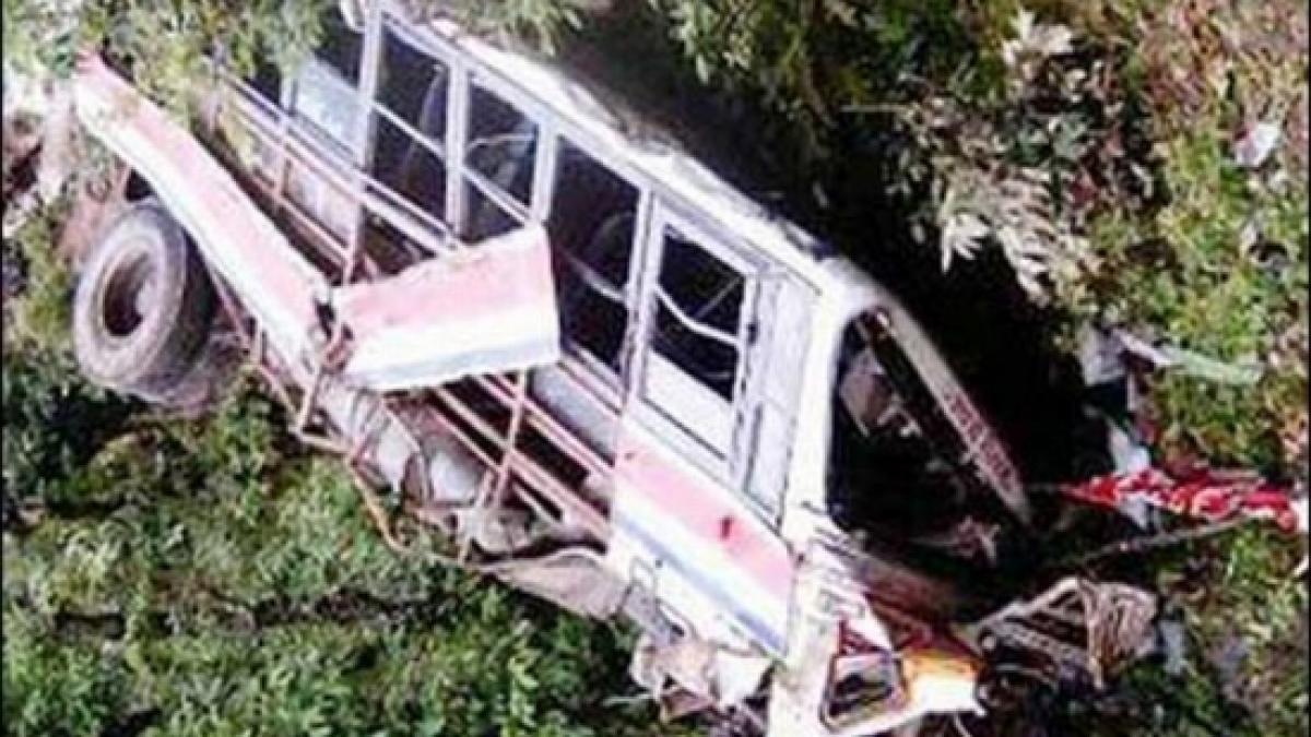 locul in care mor 15 persoane pe ora 44 de morti intr un accident de autobuz produs in sudul indiei