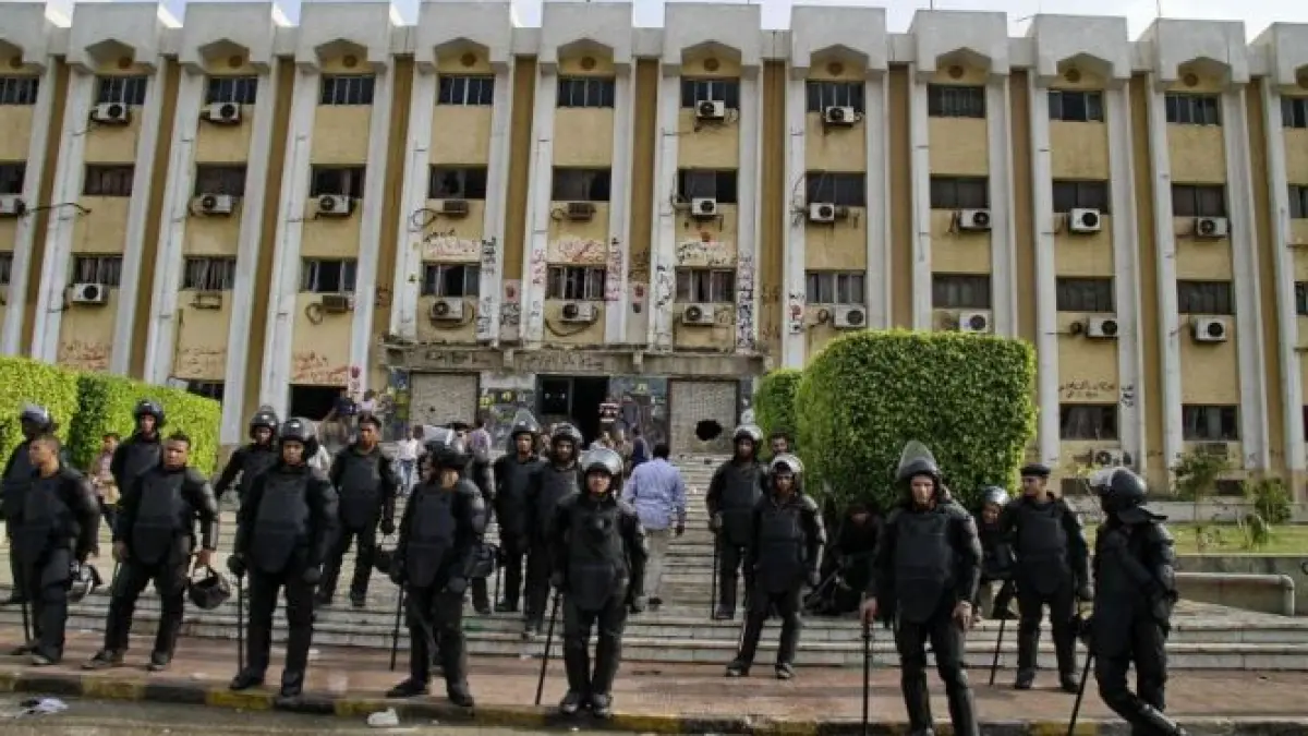 politia egipteana a intervenit in campusul universitatii al azhar pentru a i dispersa pe