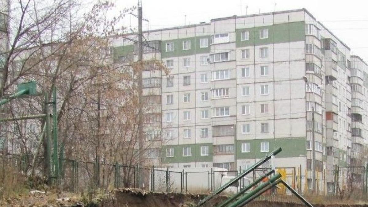 atentie mare unde va lasati autoturismele si au parcat masinile langa un loc de joaca si zidul de