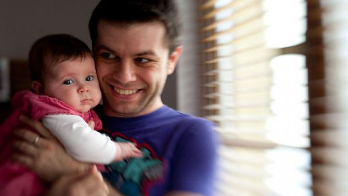 daniel osmanovici modereaza un atelier pentru tatici