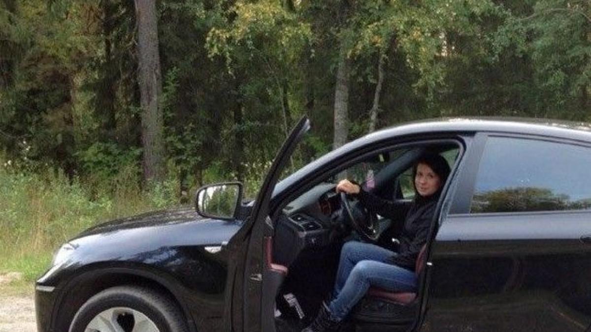 femeia asta este pericol public a lovit cu bata masina unui cetatean care parcase regulamentar