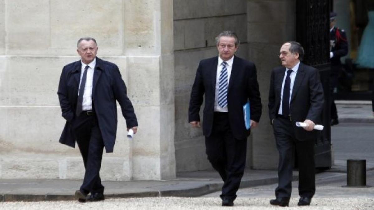 hollande ramane pe pozitii salariile de peste un milion de euro impozitate cu 75 si in fotbal