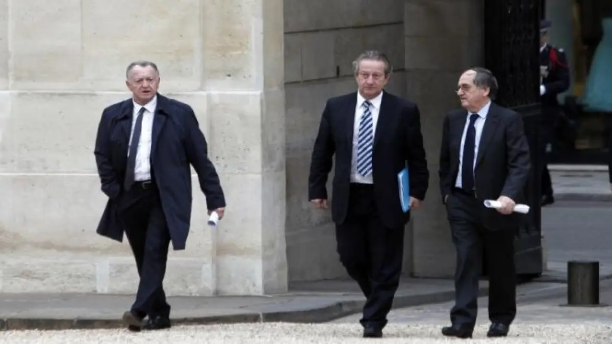 hollande ramane pe pozitii salariile de peste un milion de euro impozitate cu 75 si in fotbal