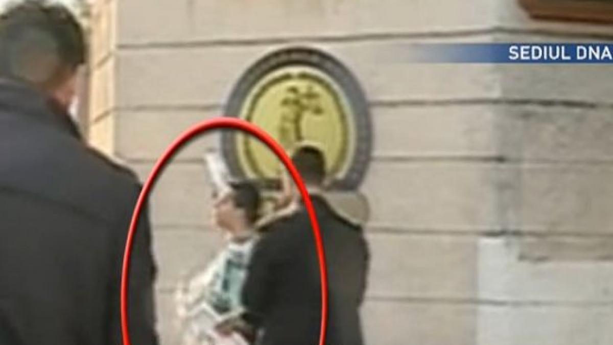 protest extrem la dna un barbat s a stropit cu benzina si a amenintat ca isi da foc