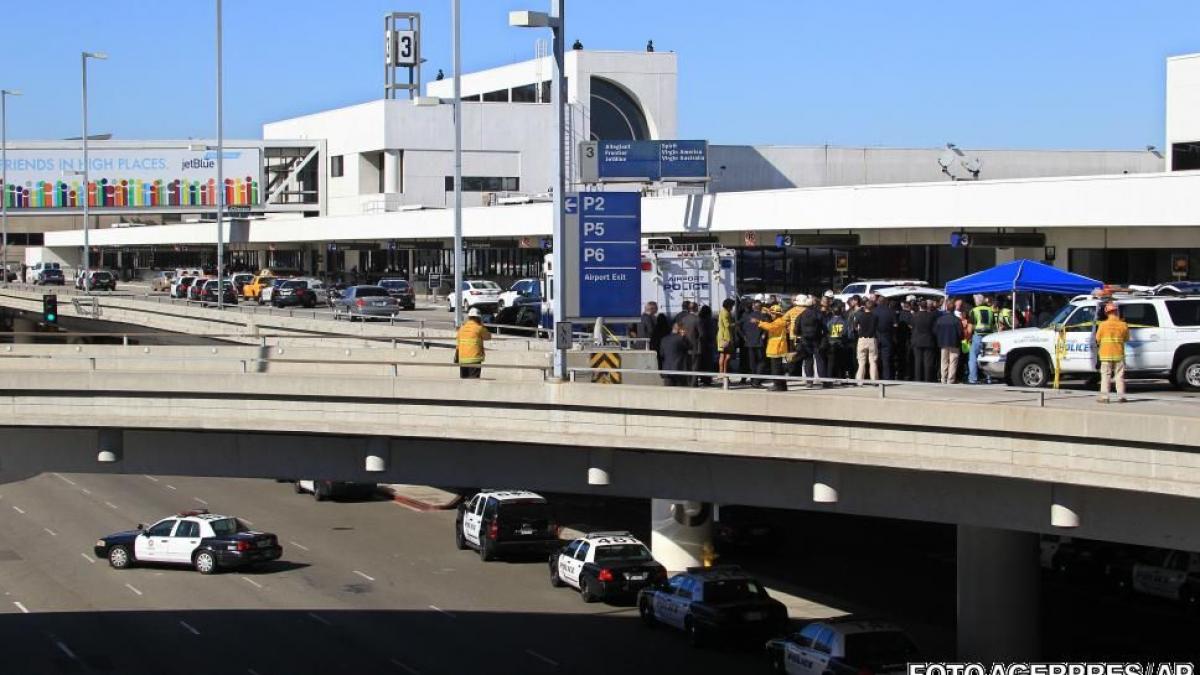 galerie foto atac armat pe aeroportul din los angeles un ofiter tsa a fost ucis si mai multe