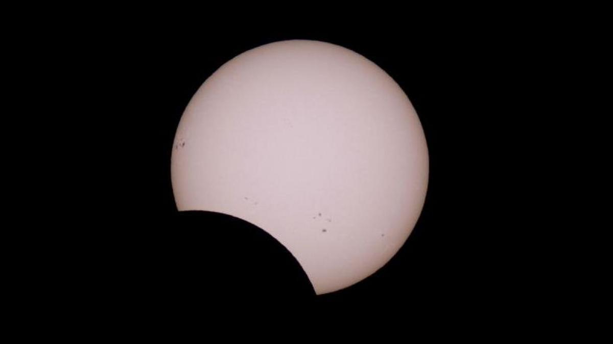 imagini spectaculoase din timpul eclipsei de soare ce a putut fi observata din america europa si