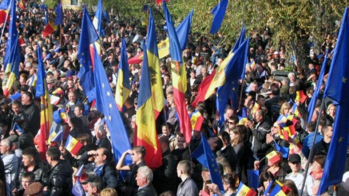 sute de mii de oameni au iesit pe strazile din chisinau pentru a cere apropierea fata de ue