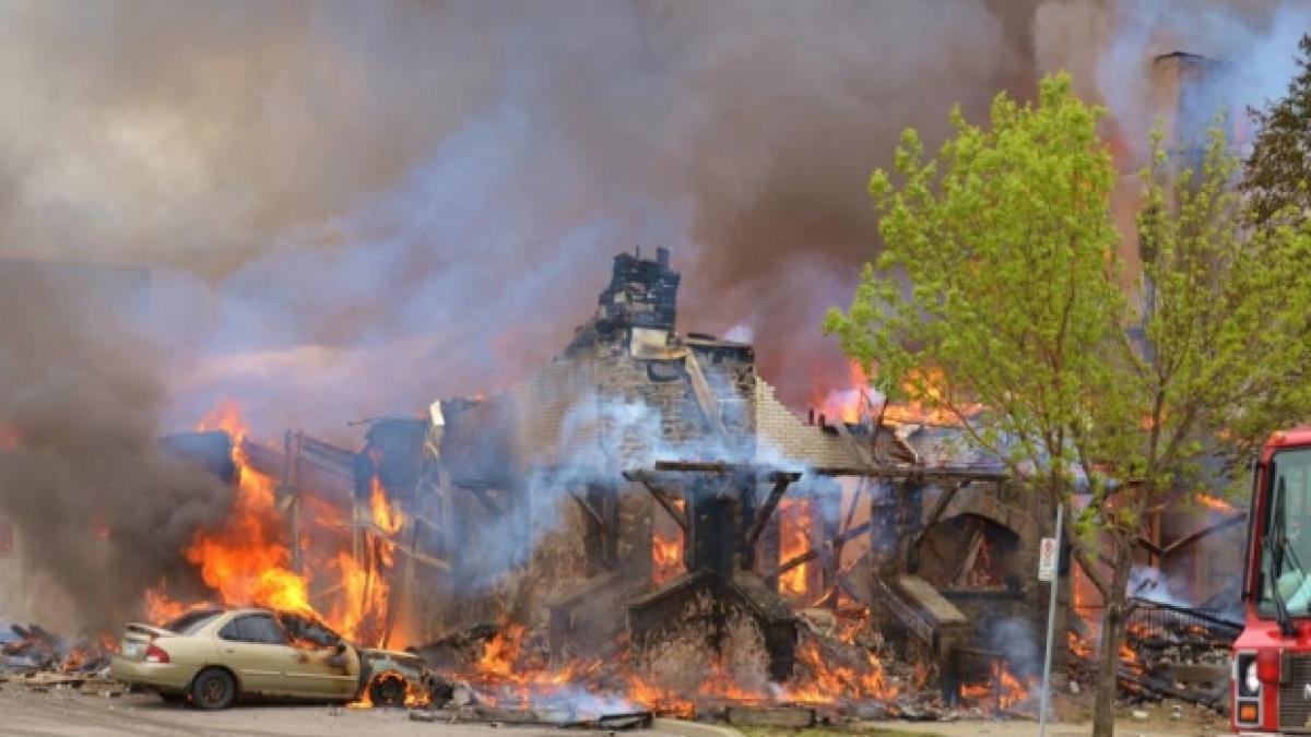 imagini incredibile surprinse in canada furtuna de foc a facut prapad in calea ei