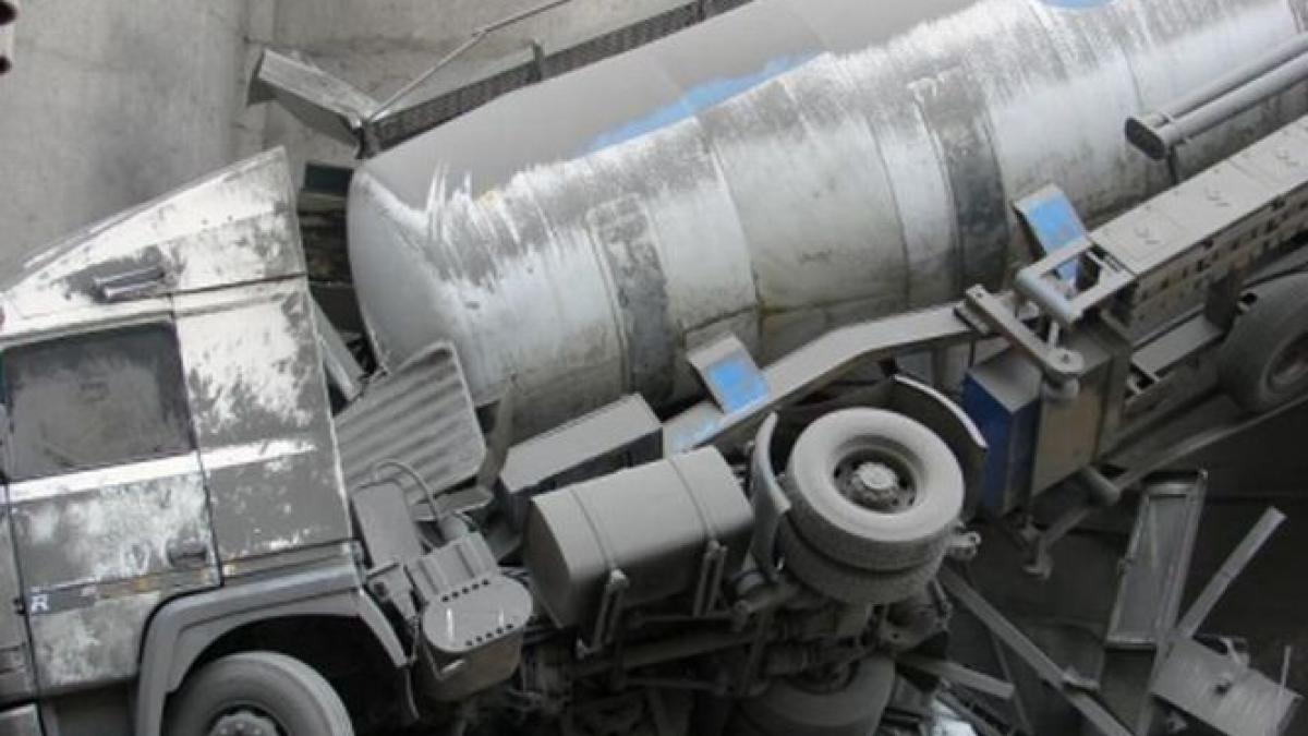 o cisterna plina cu 25 de tone de motorina s a rasturnat pe sosea