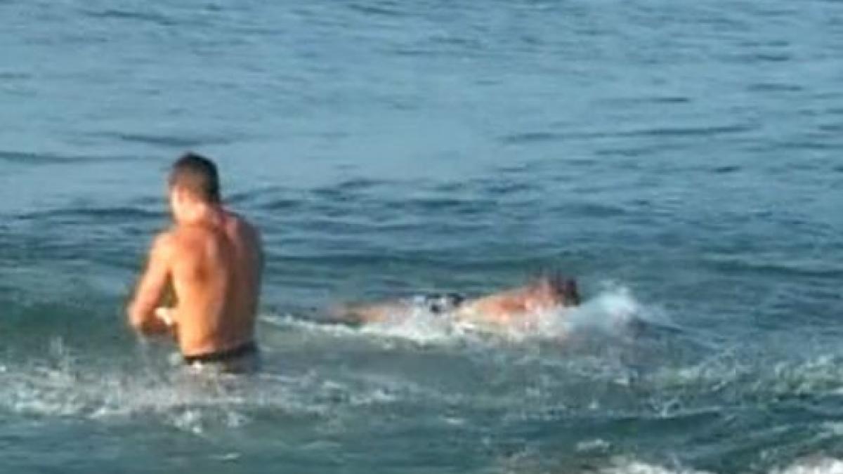 toamna e ca vara la marea neagra pe litoral romanii au facut astazi plaja