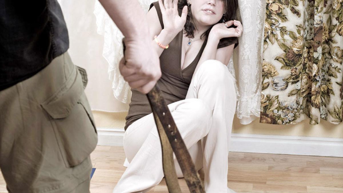 un vasluian si a ucis sotia sugrumand o cu o curea dupa care s a denuntat la politie