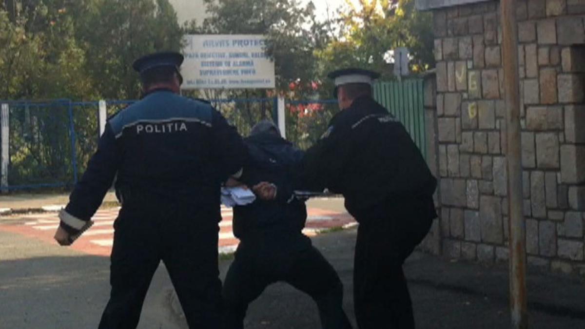 evacuare cu scandal la ploiesti un barbat care nu isi mai platise ratele la casa a fost evacuat cu