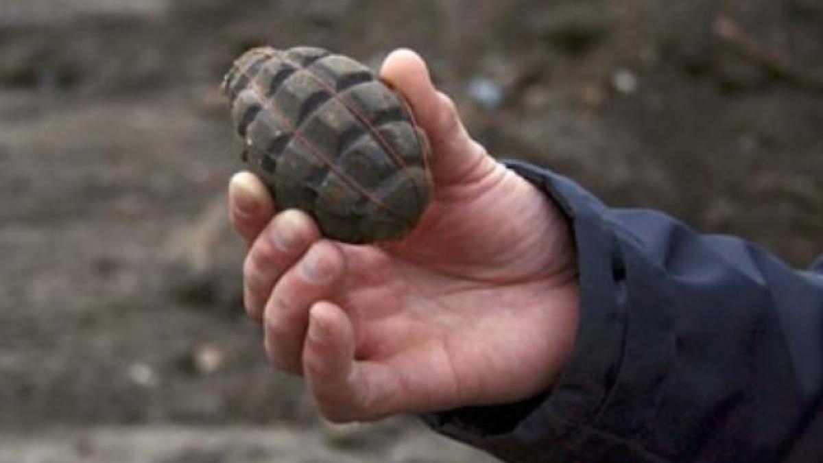 alarma de gradul 0 in centrul bacaului un om al strazii se plimba prin multime cu doua grenade in