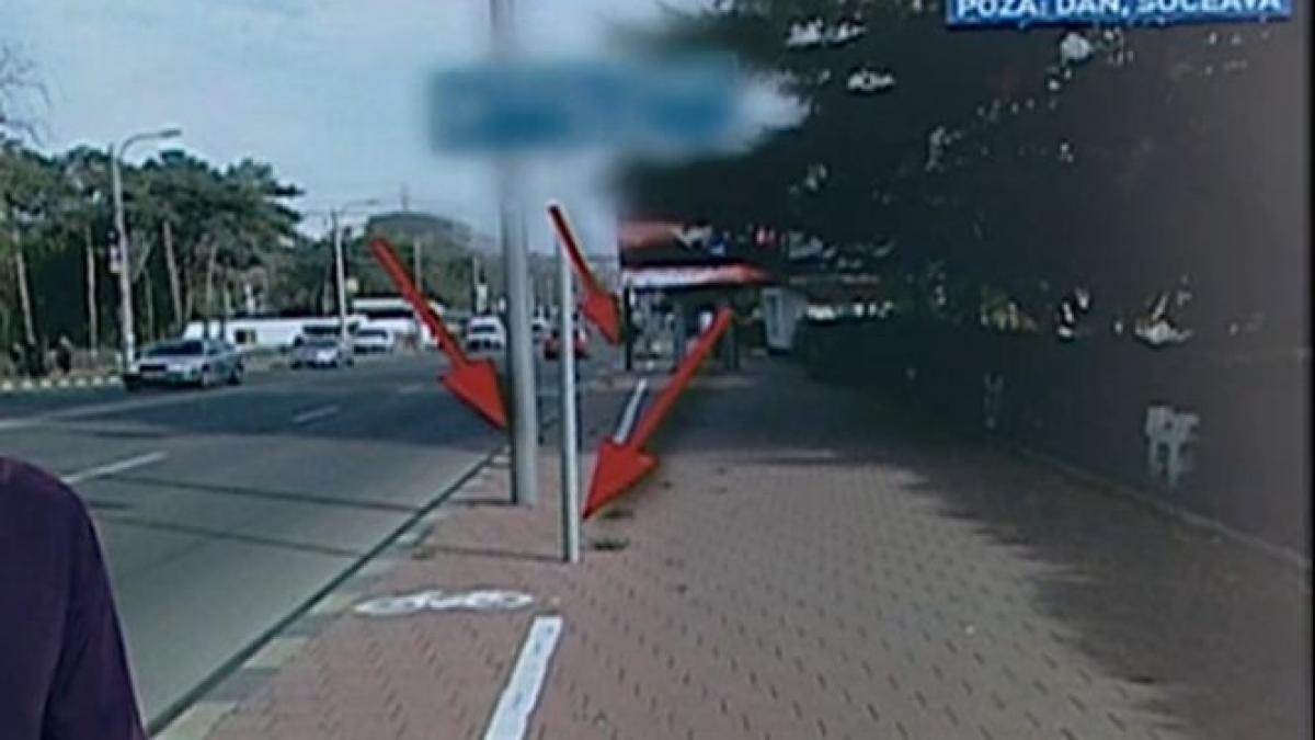 pista de bicicleta dotata cu trei stalpi de electricitate si o gura de canal