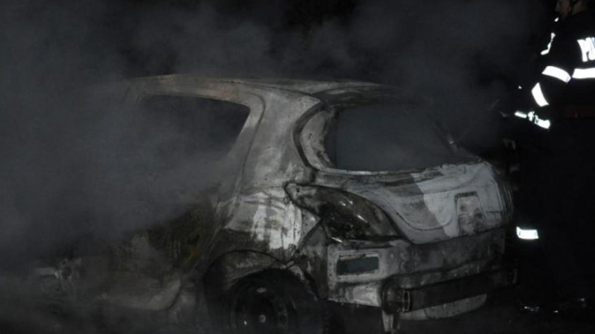 o tanara din bucuresti s a ales cu masina incendiata dupa ce s a certat cu iubitul