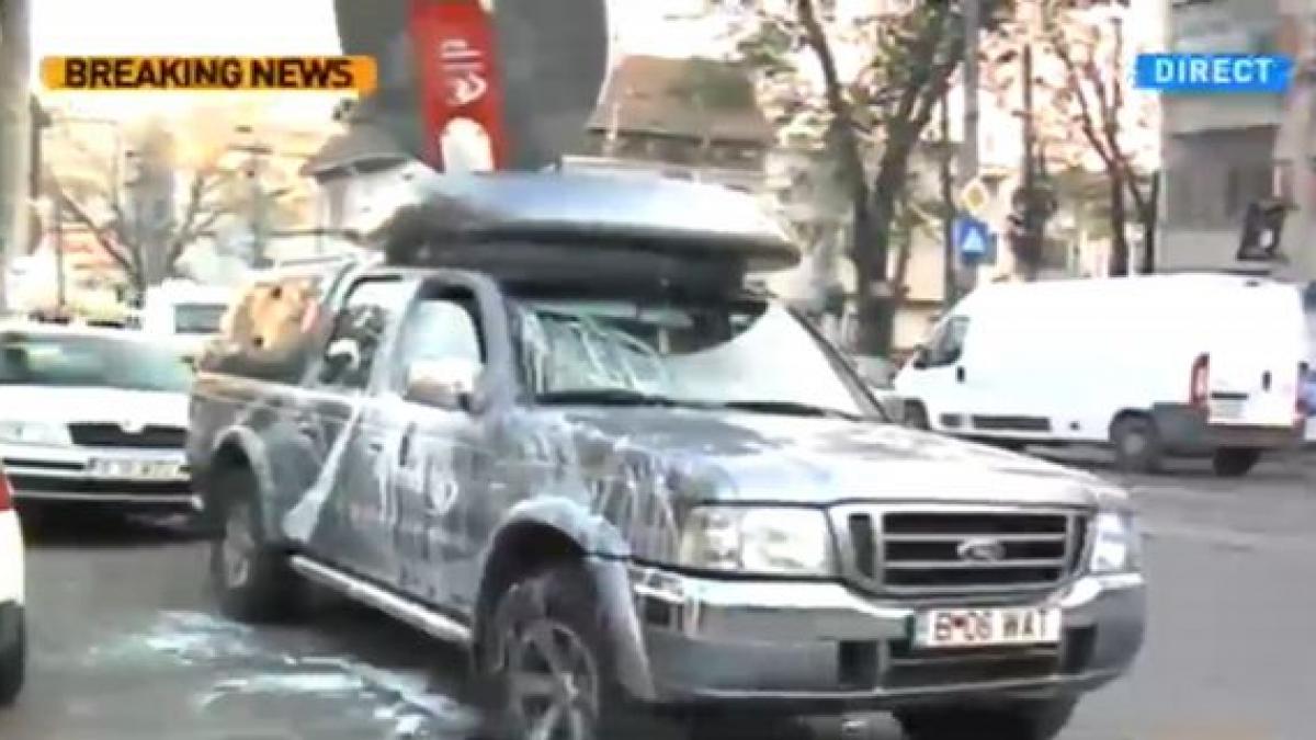 politistul care a agresat un jurnalist antena 3 a fost demis masina antena 3 a fost vandalizata