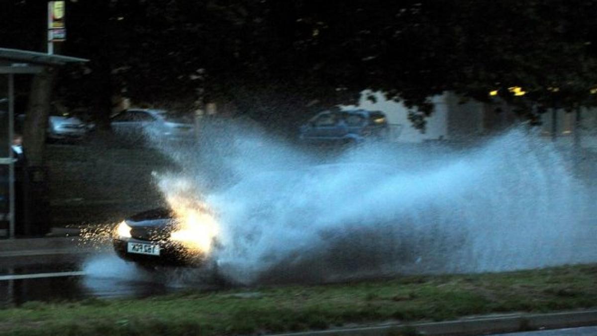 vremea rea face prapad in croatia un pompier a fost luat pe sus de vantul puternic