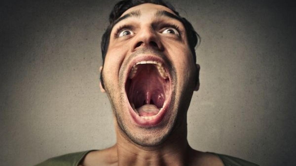 mai multi politisti bolnavi sfatuiti de un medic al mai sa faca gargara cu sare