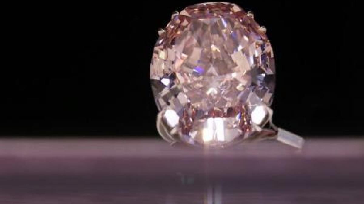 Cel mai valoros diamant roz cunoscut până în prezent a fost vândut cu 61,65 milioane de euro 