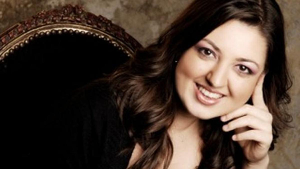 cu un spirit duios si entuziasm ea vorbeste cu publicul prin intermediul muzicii sale pianista din