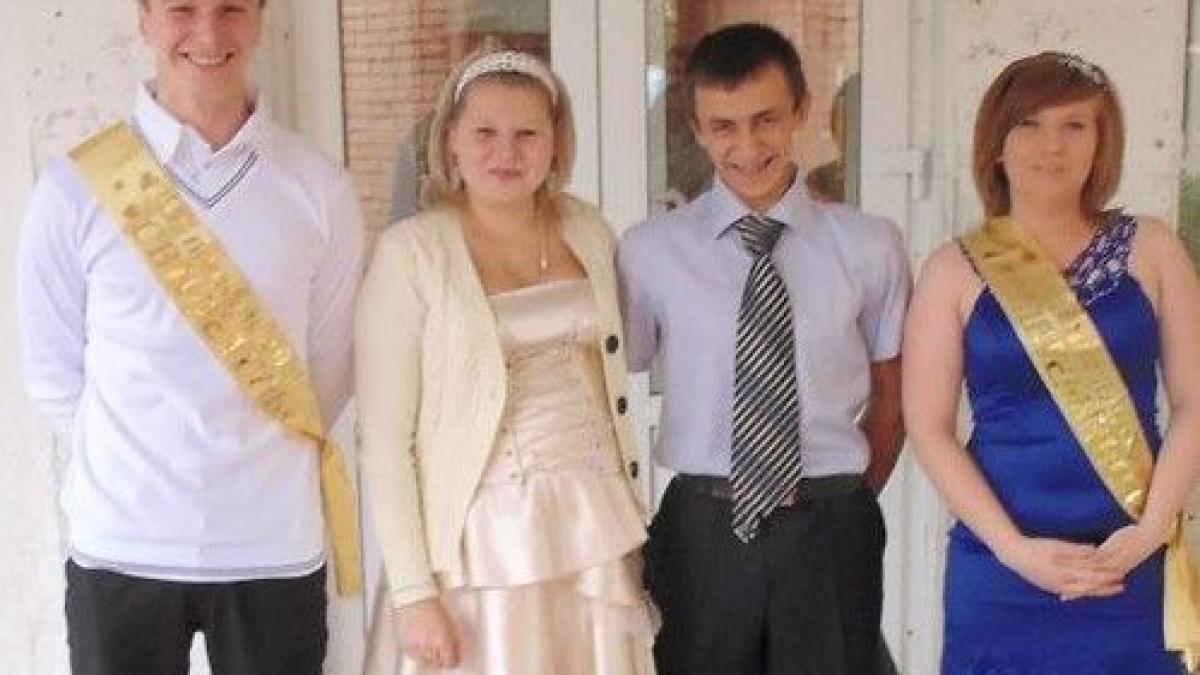 mirii si nasii sunt acum cautati de politie vor fi amendati pentru ca s au fotografiat in cimitirul