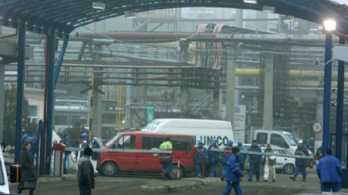 un sofer a intrat cu masina sub conducta de termoficare din pitesti omul isi verifica gps ul