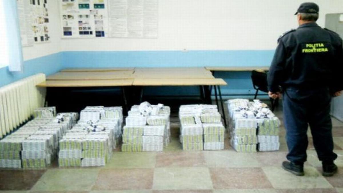 patru contrabandisti au incercat sa aduca in tara 5 000 de pachete de tigari politistii de