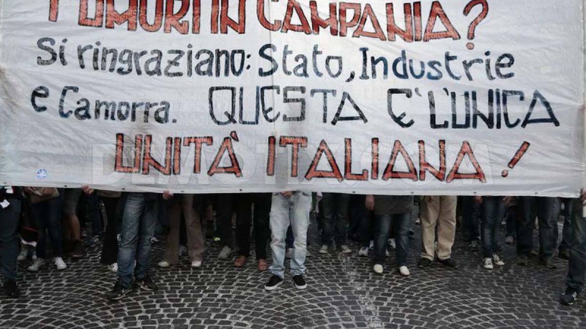 zeci de mii de oameni au protestat in napoli fata de afacerile cu deseuri toxice ale mafiei