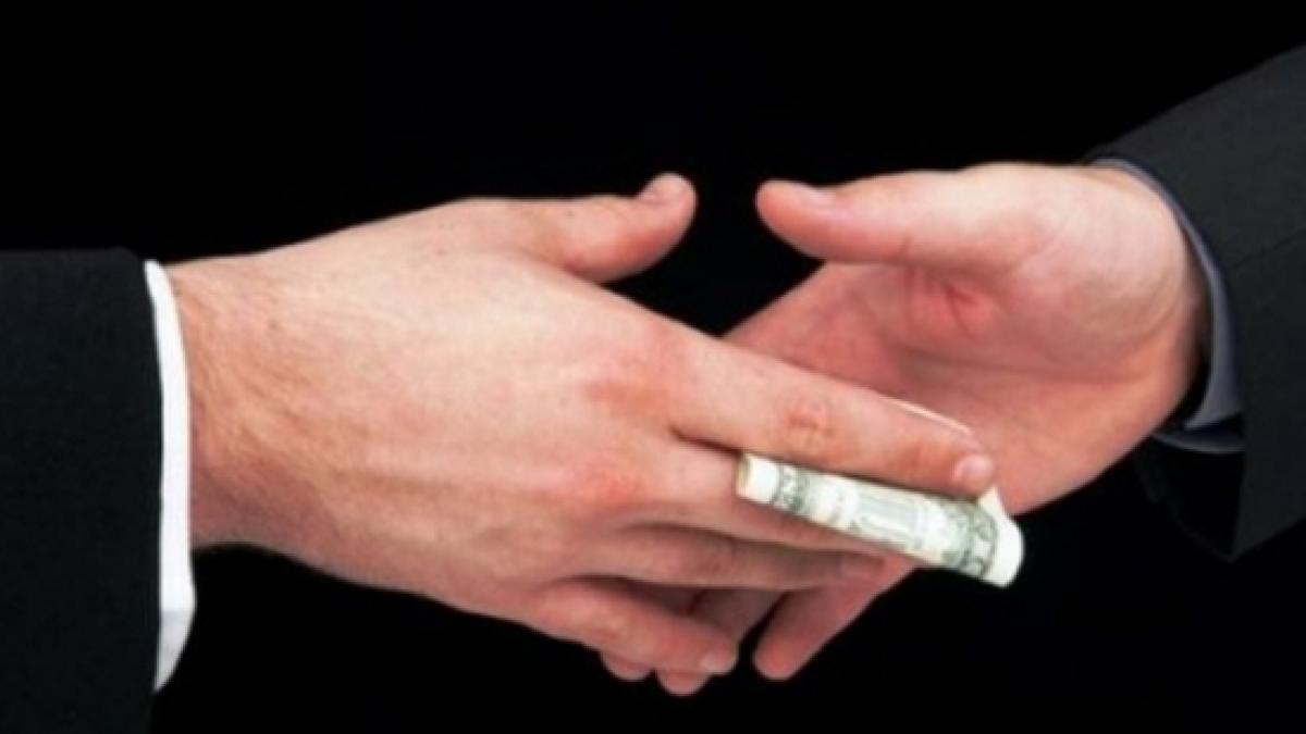 doua foste directoare de la cec bank brasov trimise in judecata pentru luare de mita si abuz in