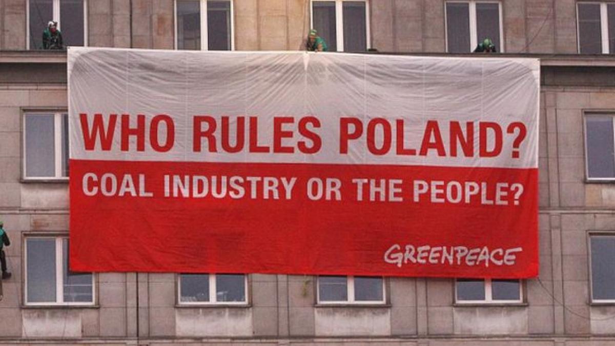 ministerul polonez al economiei ocupat de greenpeace zeci de protestatari pe acoperisul institutiei