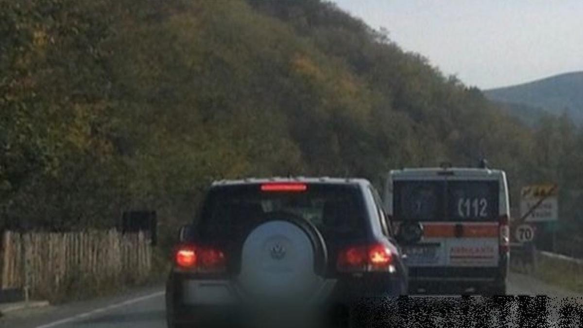 un angajat m a i s a luat la intrecere pe sosea cu o ambulanta