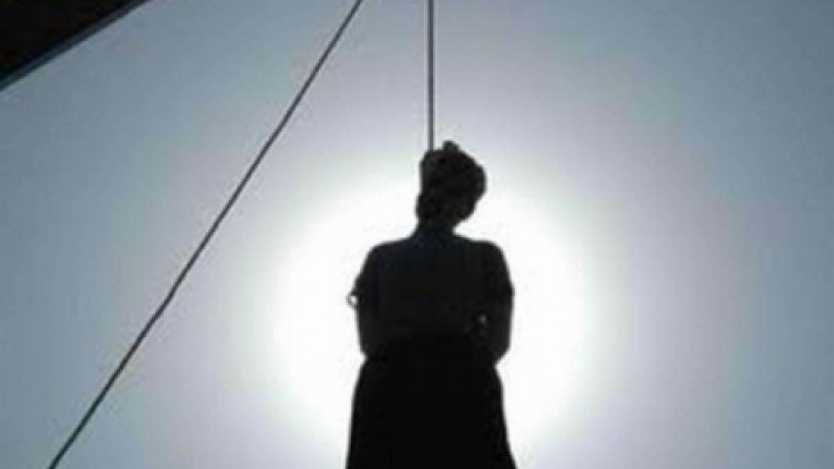 un barbat a fost gasit spanzurat de un grilaj metalic la sediul serviciului de evidenta persoanelor