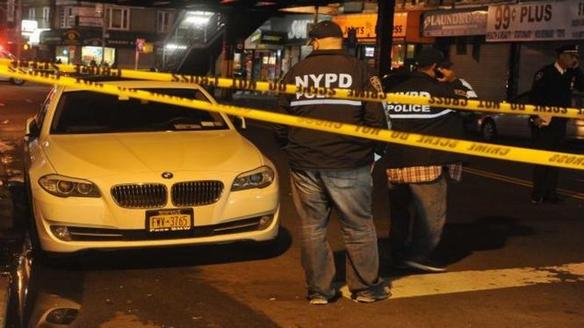 socant bataia sora cu moartea incasata de un politist filmata de trecatorii amuzati si impasibili