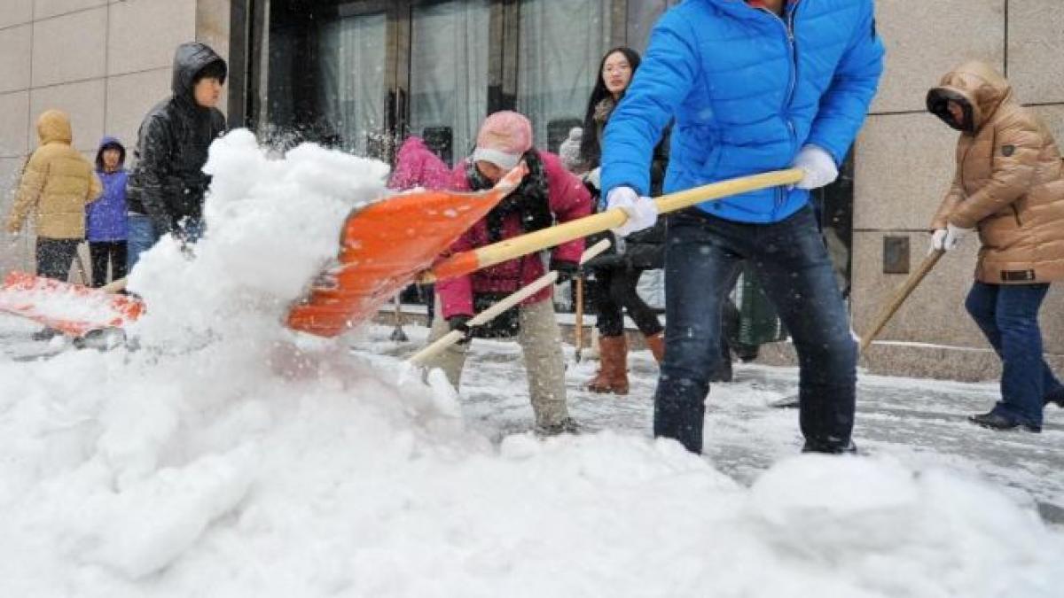 cod portocaliu de ninsori si viscol zeci de mii de locuinte au ramas fara curent electric in estul