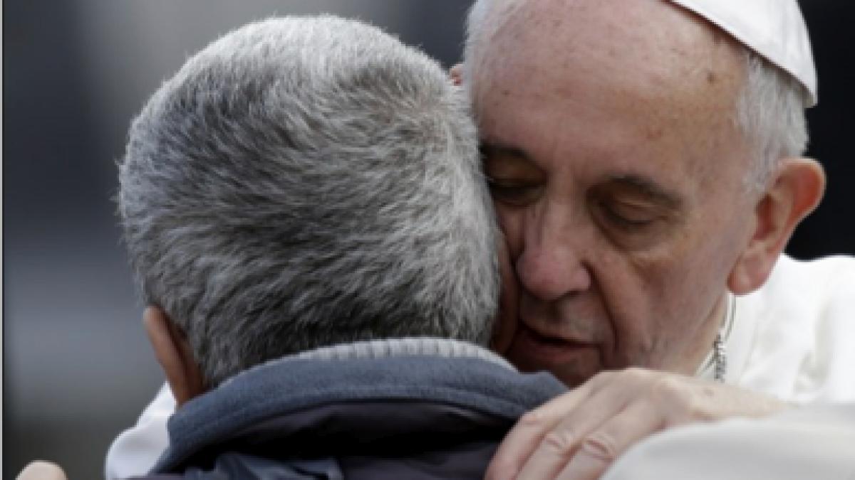 imaginea care te va lasa fara cuvinte pe cine a imbratisat papa francisc in piata sf petru in