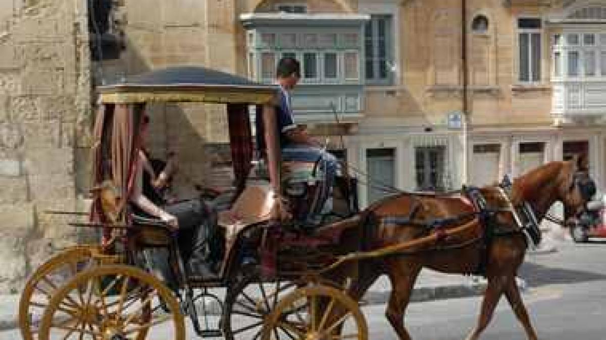 plimbare cu karozzin ul pe strazile maltei