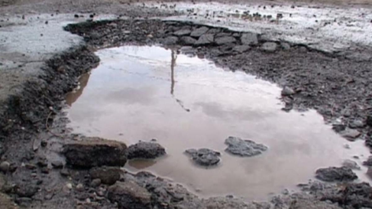 craterele de pe drumurile romanesti fac victime un camion si un taxi au ramas blocate in gropi