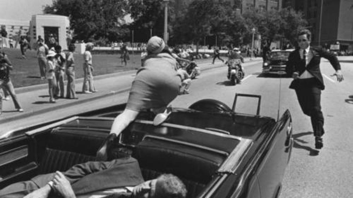 evenimentul socant care a schimbat cursul istoriei america a fost ingenuncheata in acele momente