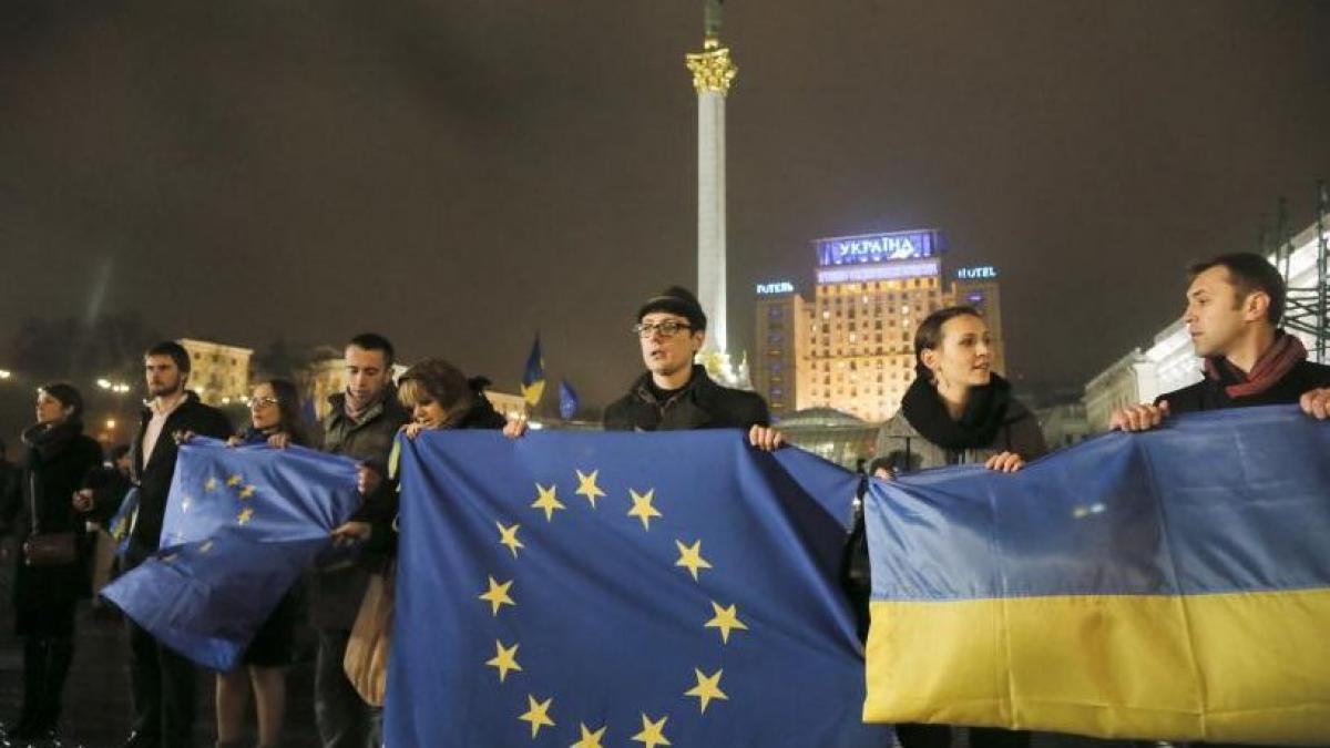 mii de persoane au protestat la kiev in urma deciziei guvernului de a renunta la acordul cu ue