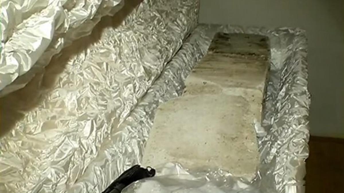 a pus pietre in sicriul in care trebuia sa si ingroape mama