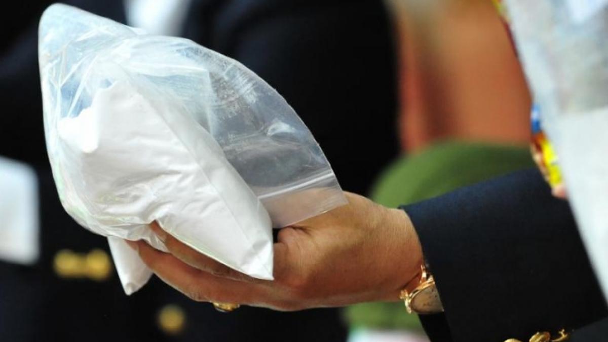 fostul presedinte al unei banci din manchester filmat in timp ce cumpara cocaina