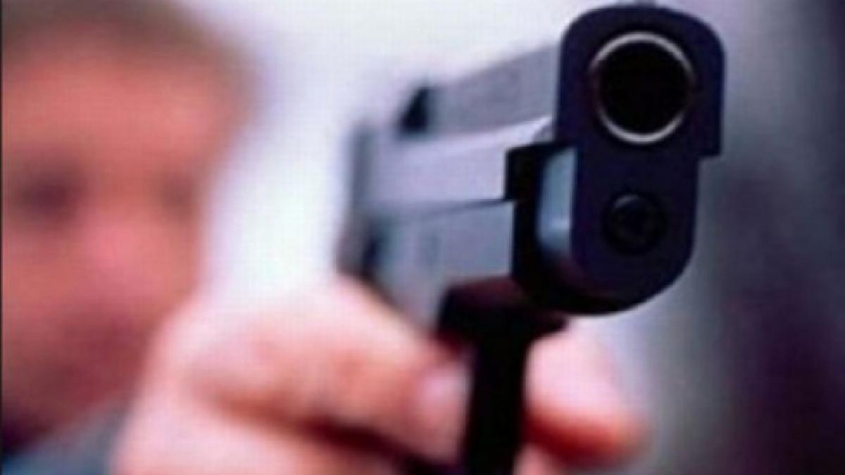 pistolarul din militari retinut pentru 24 de ore